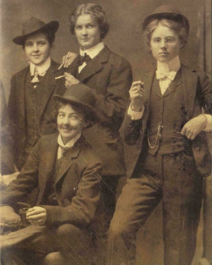 Grupo de jóvenes en ropa típica de la época victoriana, mostrando un estilo de vida y moda muy distintos.