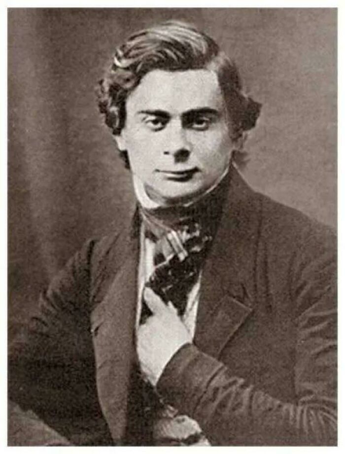 Retrato en blanco y negro de un hombre joven vestido con chaqueta y corbata típica de la época victoriana.