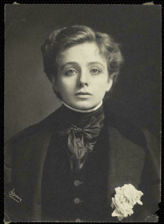 Retrato en blanco y negro de mujer con vestimenta típica de la época victoriana, mostrando moda y estilo histórico antiguo.