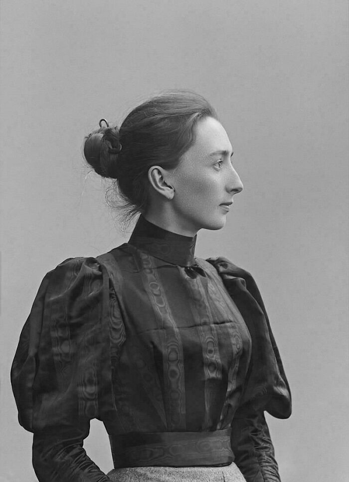 Retrato en blanco y negro de mujer con vestido y peinado clásico de la época victoriana, mostrando estilo antiguo y elegante.
