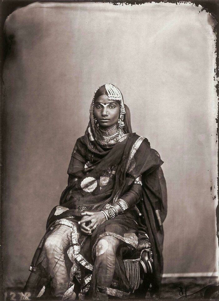 Retrato en blanco y negro de mujer con vestimenta y joyería tradicional en imágenes época victoriana antigua.