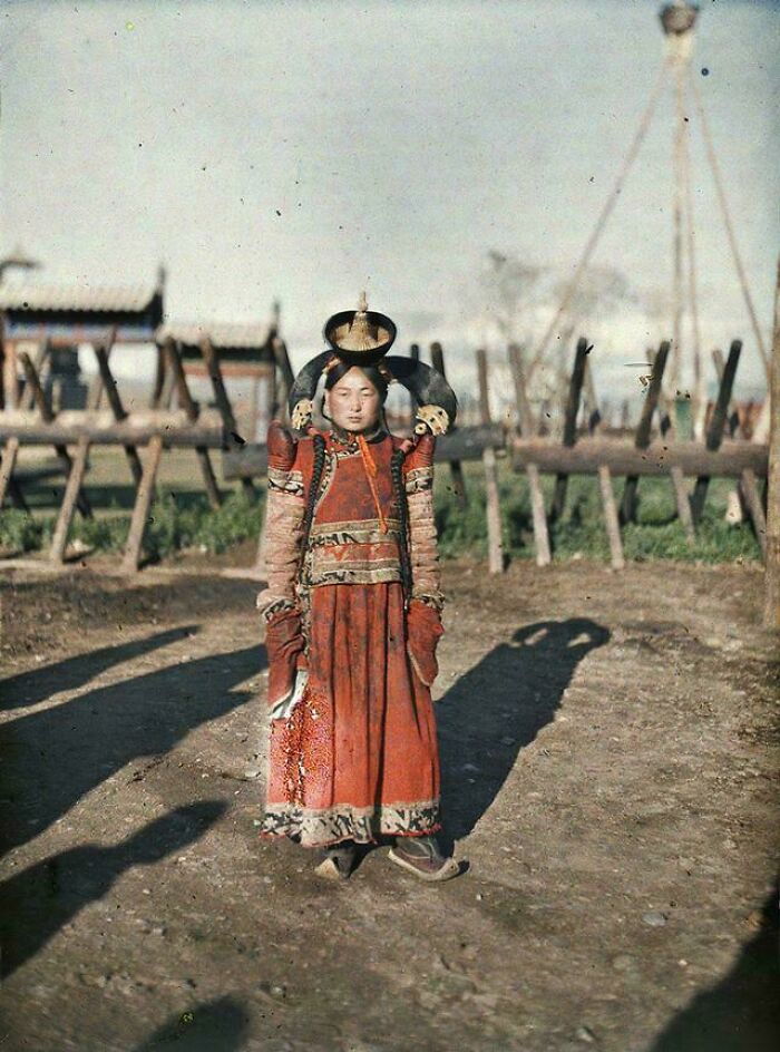 Mujer con vestido tradicional y tocado antiguo en fotografía histórica de la época victoriana mostrando tiempos muy distintos.