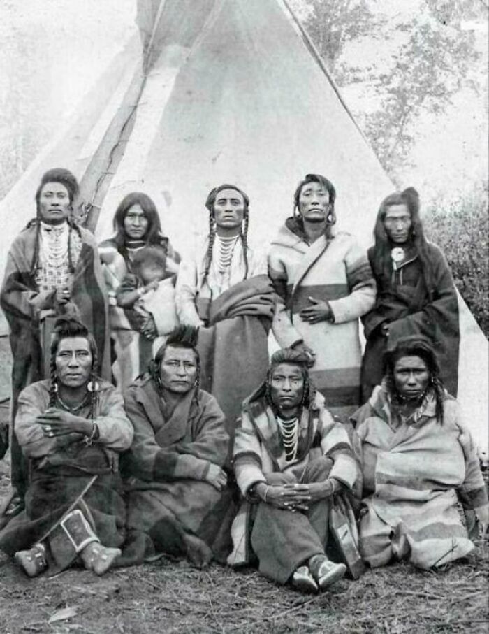 Grupo de nativos americanos con vestimenta tradicional, imagen representativa de la época victoriana y tiempos muy distintos.