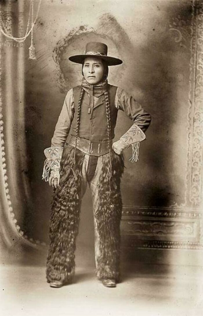 Hombre con ropa tradicional y sombrero de ala ancha en imagen antigua de la época victoriana.