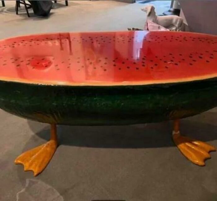 Mesa creativa con forma de sandía y patas de pato, mostrando habilidades para hacer ideas originales cobrar vida.