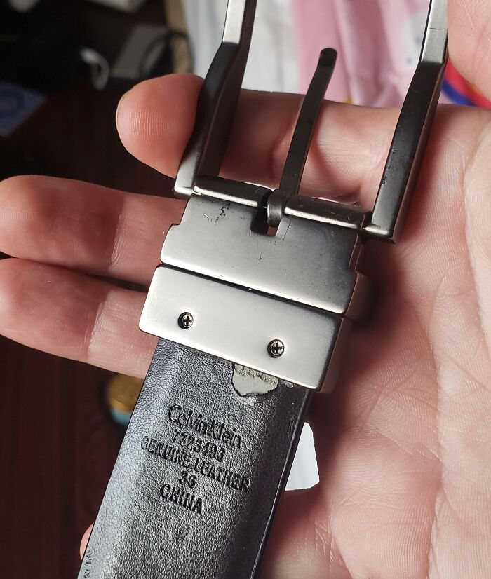 Mi cinturón Calvin Klein de «cuero auténtico». Llegué a casa, arranqué la etiqueta y se desprendió el recubrimiento de plástico, revelando el interior de goma.
