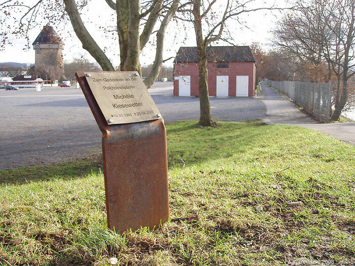 Hoy me he enterado de que una asesina en serie llamada «Fantasma de Heilbronn» estuvo vinculada a 40 crímenes, seis de los cuales fueron asesinatos. En 2009 se descubrió que no existía y que su ADN no era más que contaminación de los hisopos de algodón utilizados en las escenas del crimen.
