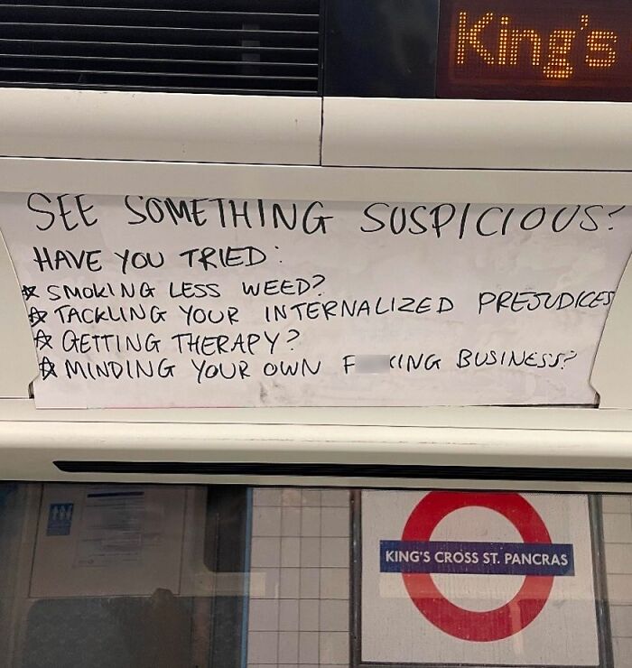 Cartel humorístico en estación King's Cross con mensaje sarcástico, ejemplo de imágenes divertidas del Reino Unido y humor británico.