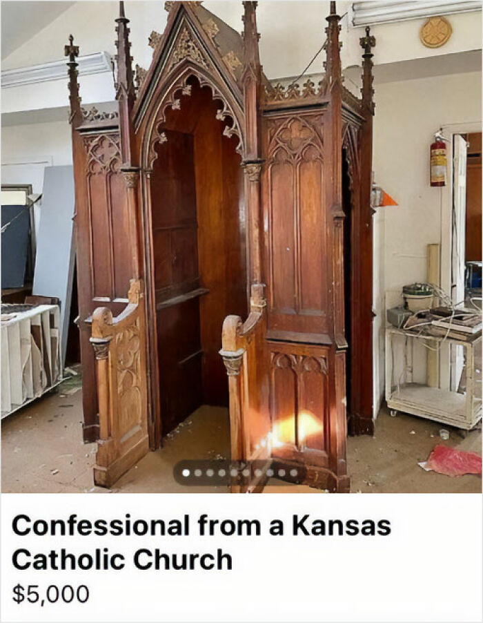 Confesionario antiguo de iglesia católica en venta en Facebook Marketplace entre cosas raras encontradas para comprar.