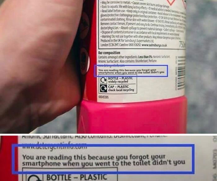 Etiqueta en botella con humor británico sobre olvidar el smartphone al ir al baño, muestra el humor del Reino Unido fuera de contexto.