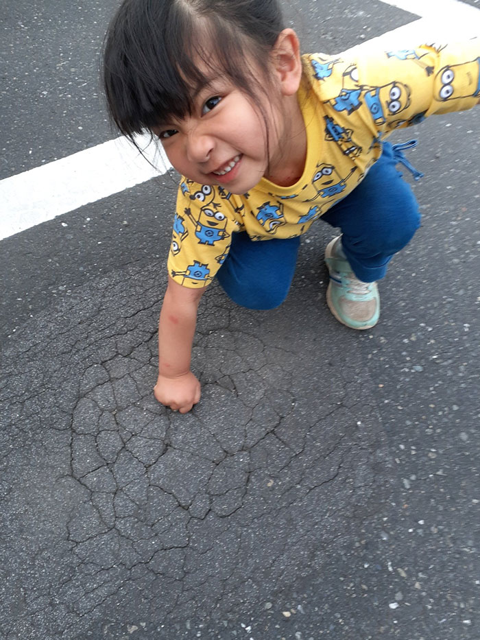 Ella dijo «¡Mira mamá!» Así que miré y estaba posando así. Creo que mi hija tiene talento