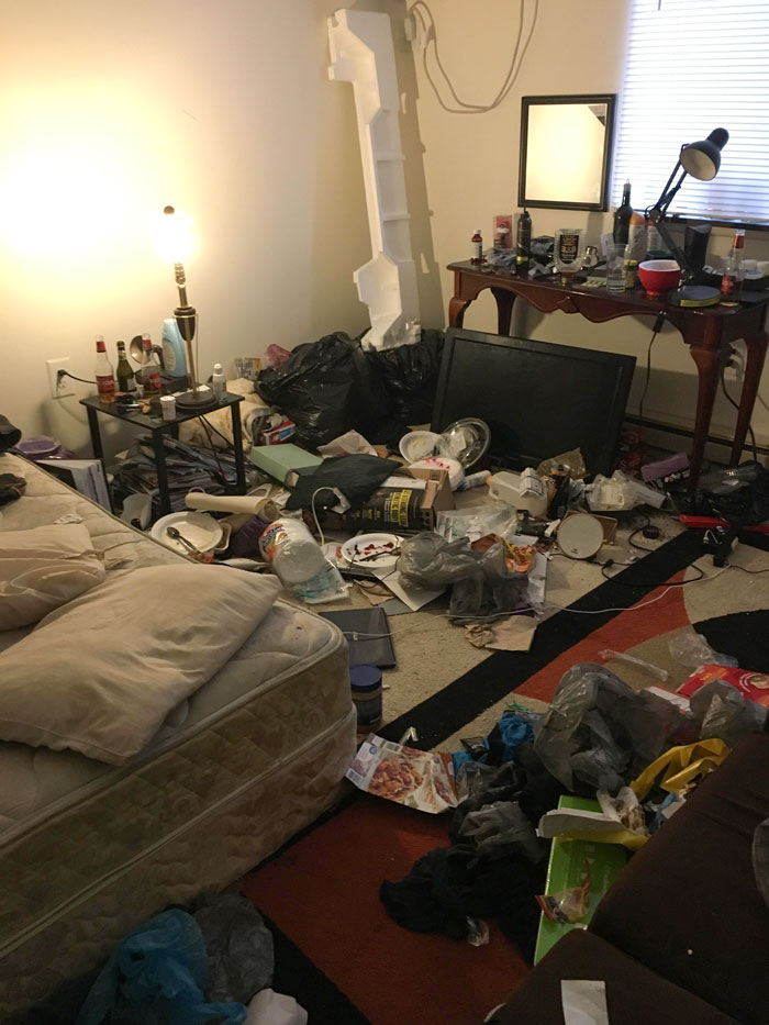 Mi compañero de piso no ha pagado su parte del alquiler en 3 meses, sale un olor raro de su habitación que no puedo localizar, y estoy bastante segura de que se ha ido, así que ahora tengo que limpiarlo yo.
