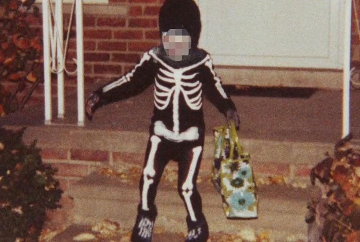 Timothy O'bryan en Halloween, 1974. Más tarde comería ducles con cianuro de potasio después de una noche de «Truco o trato». Resulta que fue su padre quien los mezcló y lo mató por el seguro de vida.