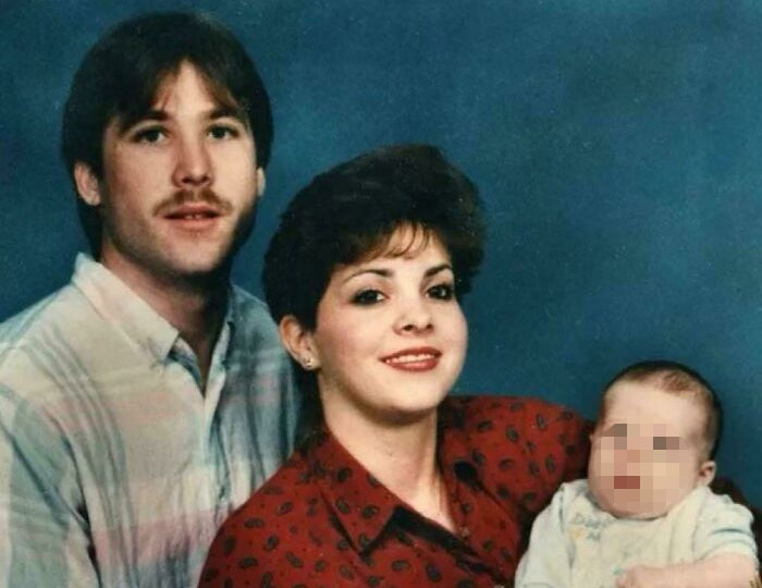 Una foto de Bonnie Haim con su marido y su hijo, tomada antes de que desapareciera en 1993. En aquel momento, su hijo de 3 años afirmó que su padre la había matado, pero nadie pudo probar su historia. 20 años después, mientras reformaban su casa, el hijo descubrió los restos de su madre enterrados en el patio trasero.