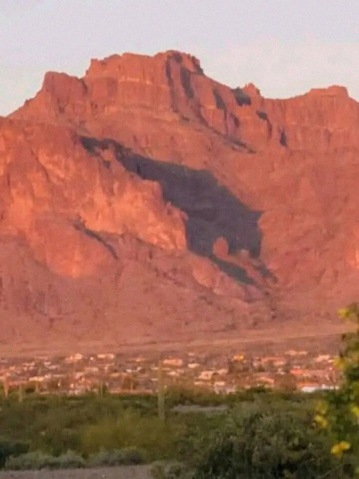 Esta sombra en las Montañas de la Superstición, llamada el Puma, sólo aparece dos veces al año durante aproximadamente una semana justo cuando se pone el sol.