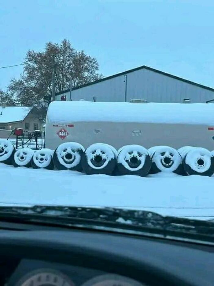 Neumáticos alegres bajo la nieve