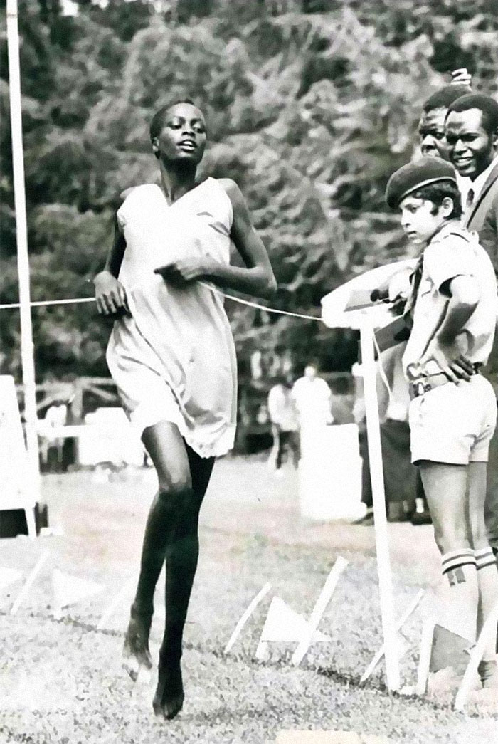Sabina Chebichi, atleta keniana que ganó una carrera en 1973, descalza y con vestido