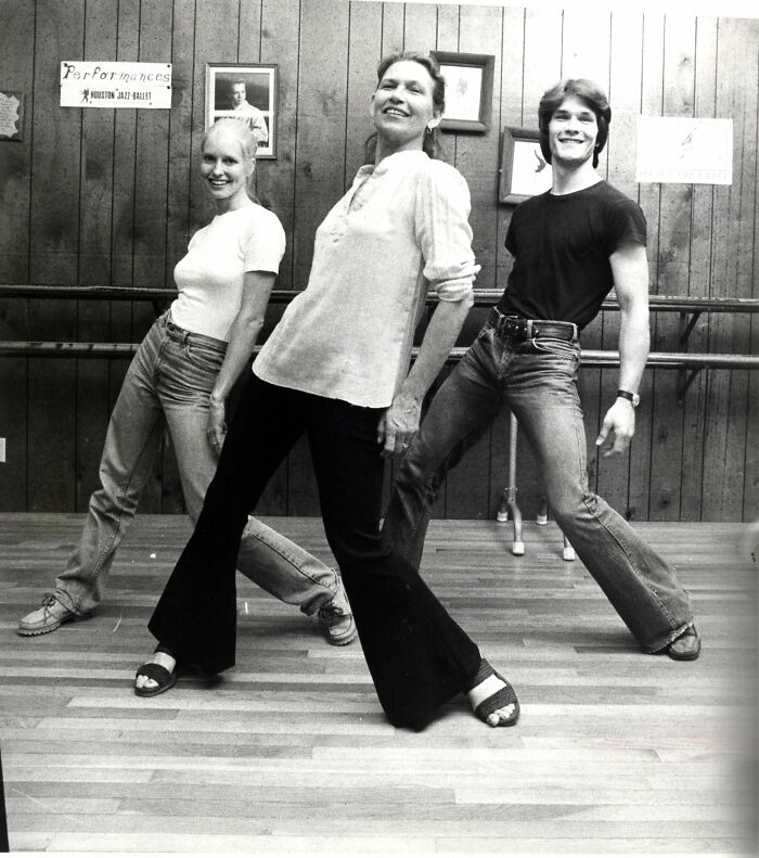 La profesora de danza Patsy Swayze, en el centro, con su nuera Lisa Niemi y su hijo Patrick Swayze, 1978