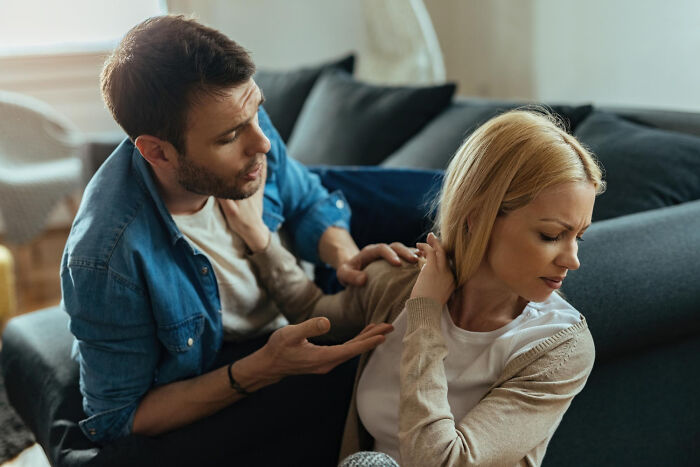 Pareja discutiendo seriamente en casa, reflejando una situación de estupideces dichas con toda seriedad.