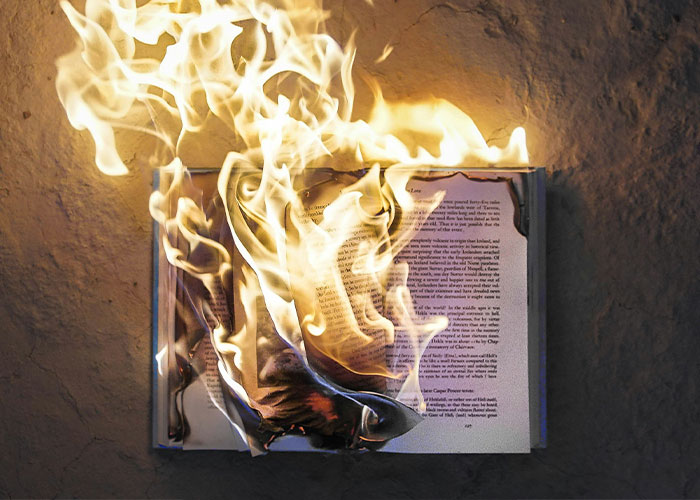 Libro ardiendo, ilustrando excusa increíble de estudiante.