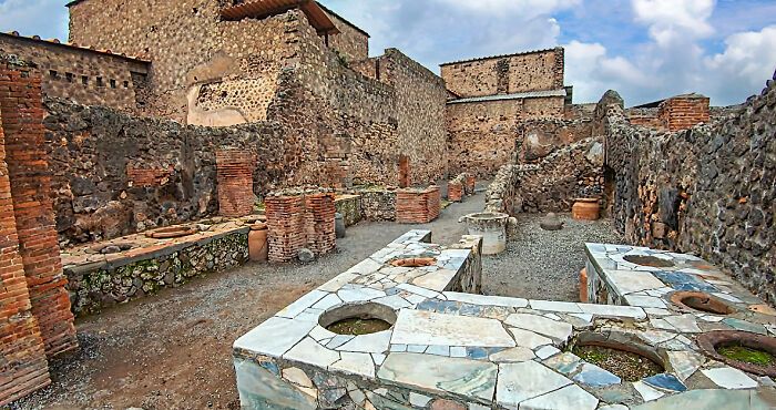 Ruinas antiguas con estructuras de piedra y ladrillo que muestran datos sorprendentes sobre lo poco que sabemos realmente.