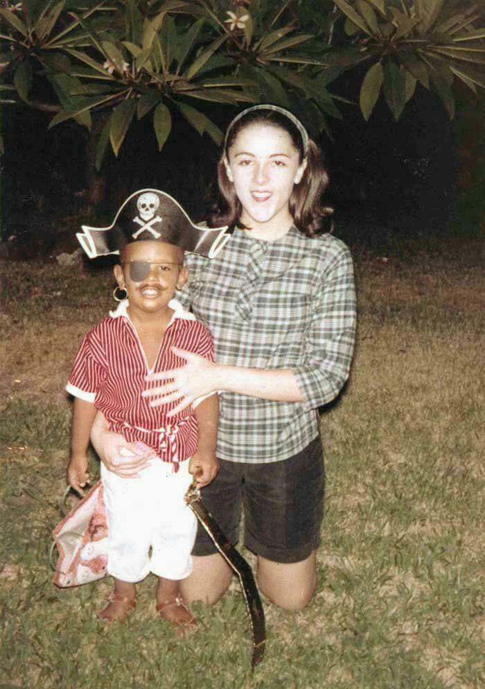 Barack Obama vestido de pirata con su madre Stanley Ann, años 60