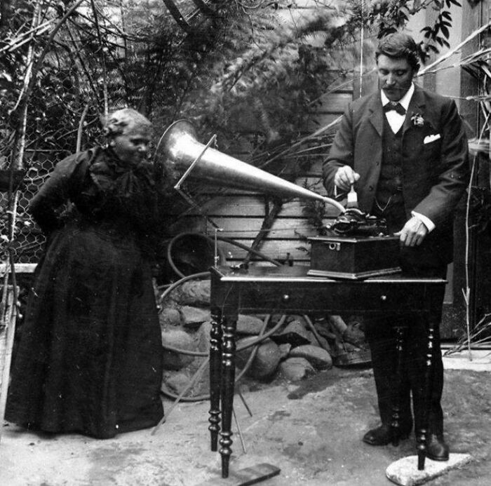 La aborigen tasmana Fanny Cochrane Smith cantando en su fonógrafo en 1903. Sin sus esfuerzos por preservar su cultura, no tendríamos vestigios sonoros de la lengua tasmana.