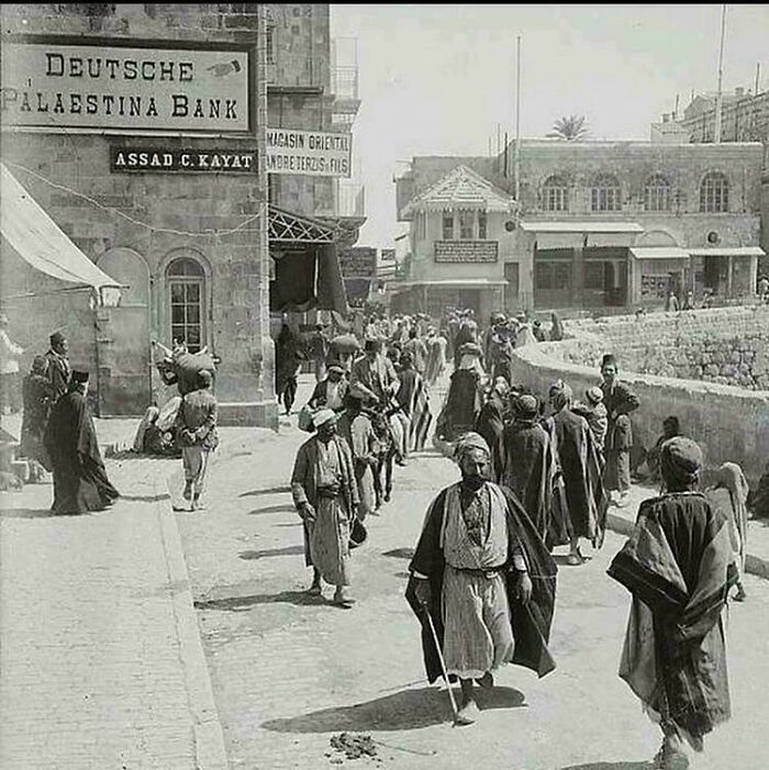 Esta fotografía, tomada hace más de 100 años en Jerusalén (1920), muestra un cartel al fondo en el que se lee « Banco Alemán de Palestina». Una notable ventana a la historia y a la vibrante presencia multicultural de la región en aquella época.