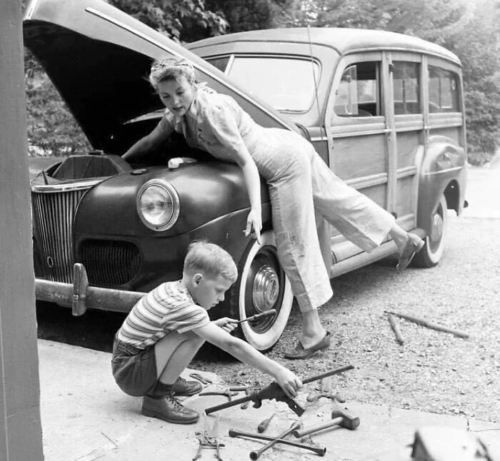 Una madre repara el coche familiar mientras su marido está en la guerra, 1944