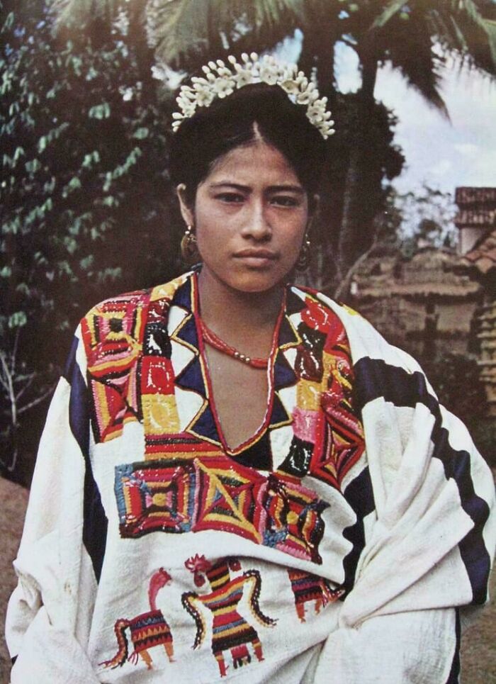 Mujer mixteca de Oaxaca con su traje tradicional, años setenta. Comparten tierras con los zapotecas, que son un grupo étnico totalmente distinto.