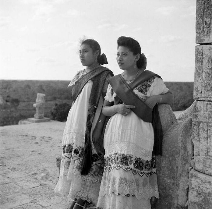 Mujeres mayas en la península de Yucatán hacia 1952. El vestido se llama huipil maya.