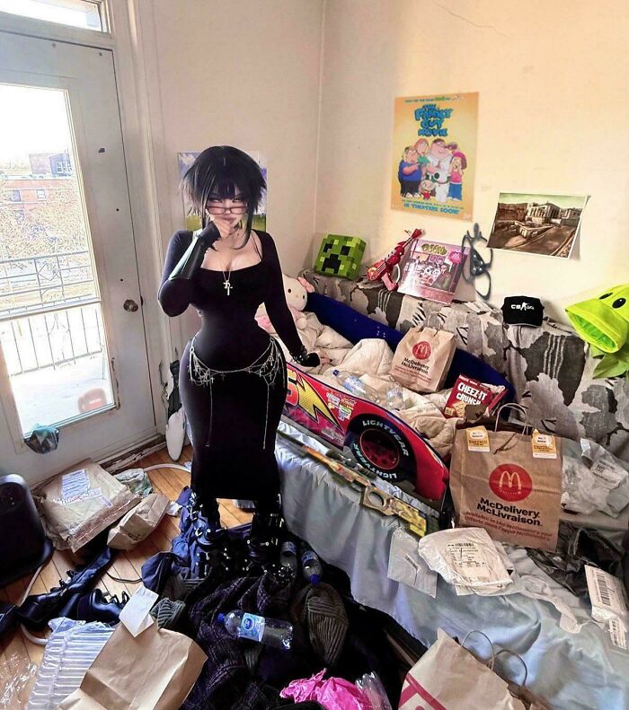 Persona en una habitación desordenada, con bolsas y cajas, representa la diferencia entre Instagram y realidad.