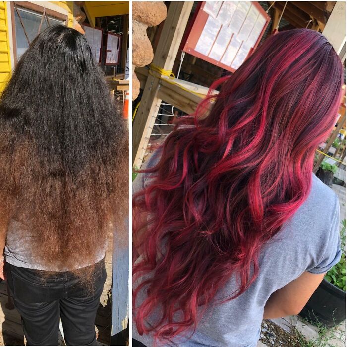 Mujer con cambio de look en la peluquería, cabello largo transformado con color rojo brillante y ondas definidas.