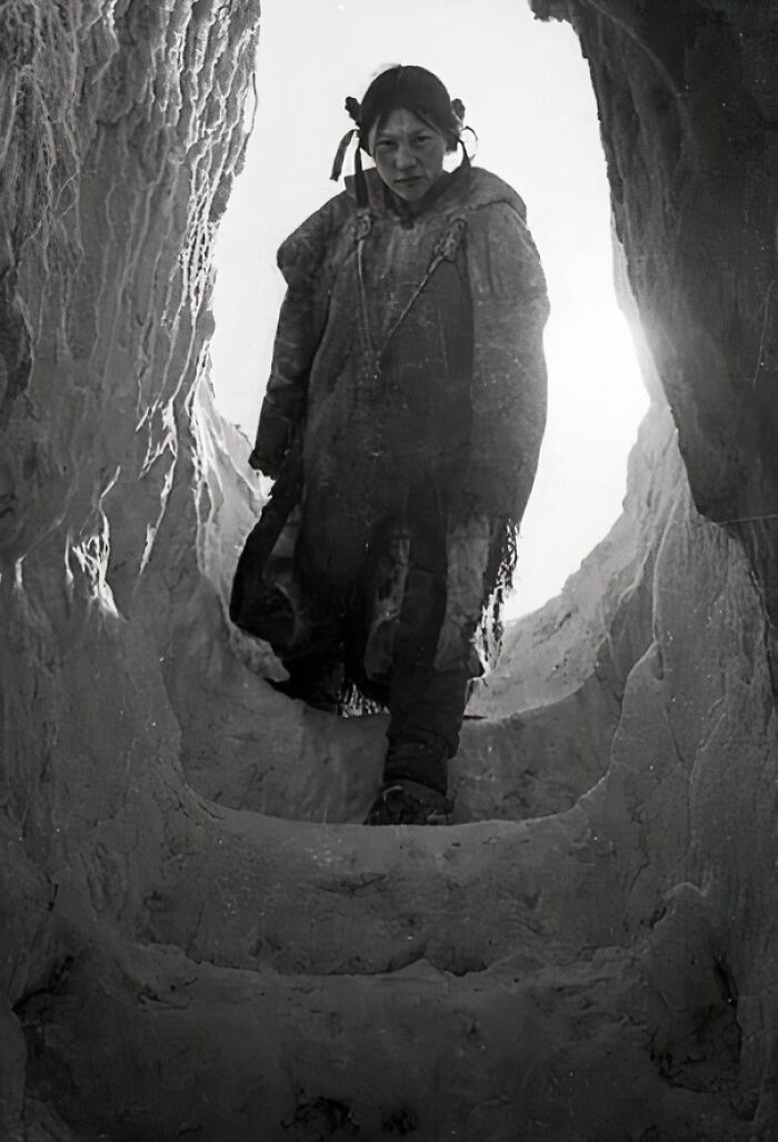 En Arviat, Nunavut (Norte de Canadá), 1949, una niña inuit desciende a su casa de hielo en forma de iglú.
