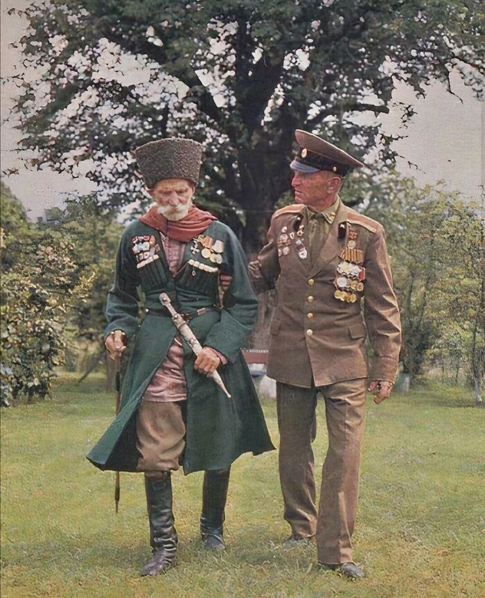 Un veterano de 112 años de la Primera Guerra Mundial y de la Guerra Civil rusa (Teimruz Vanacha) y su hijo (Ivan), veterano de la Segunda Guerra Mundial en 1980