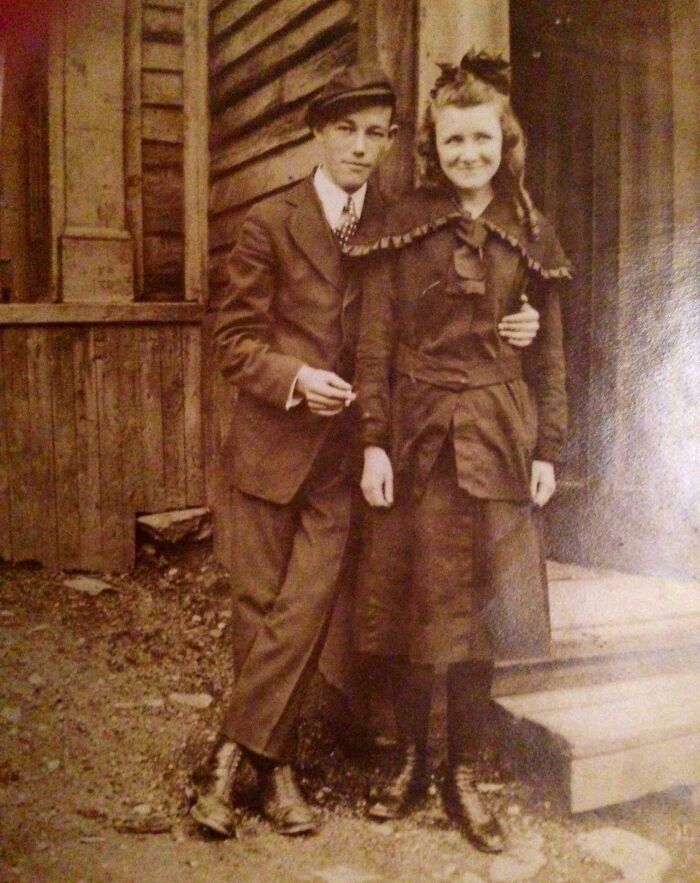 Mi tío abuelo. Fue asesinado en la Primera Guerra Mundial, un joven soldado de Terranova. Su hermana, que aparece con él, murió en 1918 de gripe española.