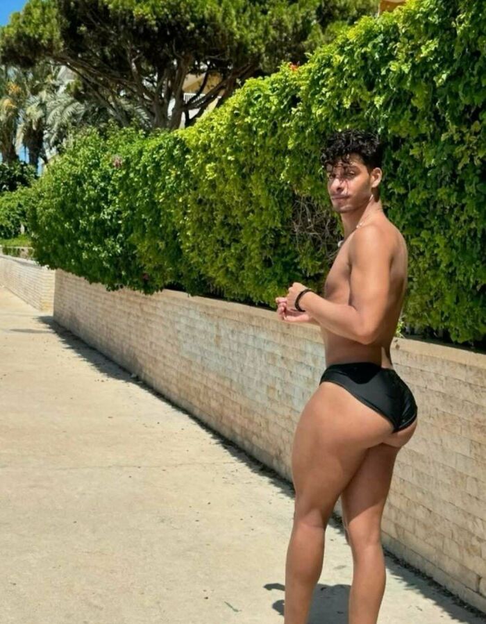 Hombre posando al aire libre, mostrando diferencias entre Instagram y realidad con humor.