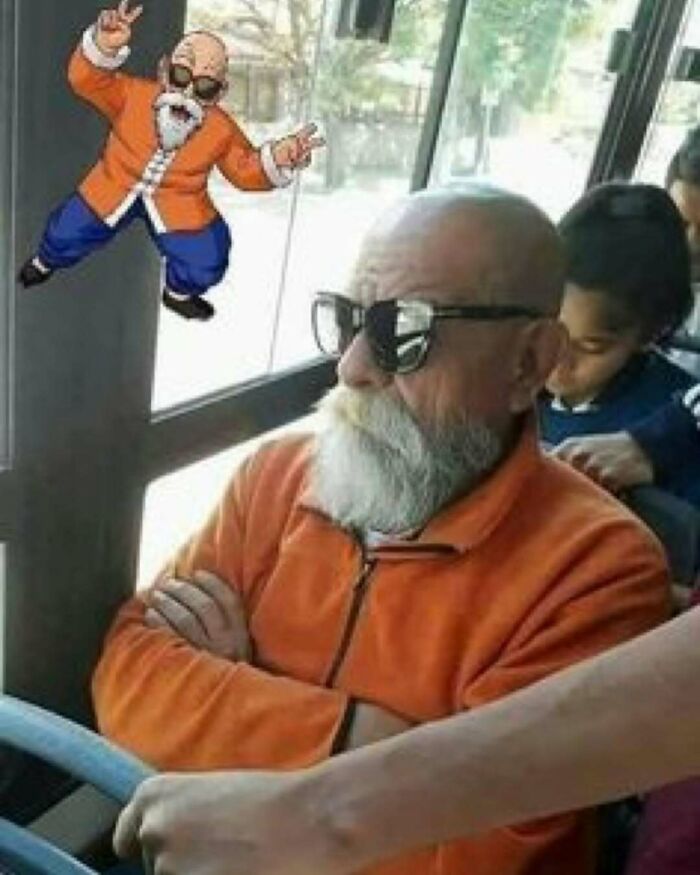 Hombre mayor con gafas de sol y chaqueta naranja imitando personaje de dibujos animados, foto divertida que causa risas.