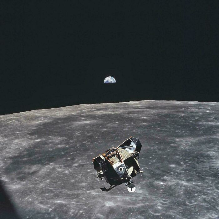 "Módulo lunar sobre la superficie lunar, con la Tierra al fondo en un entorno extrañamente aterrador."