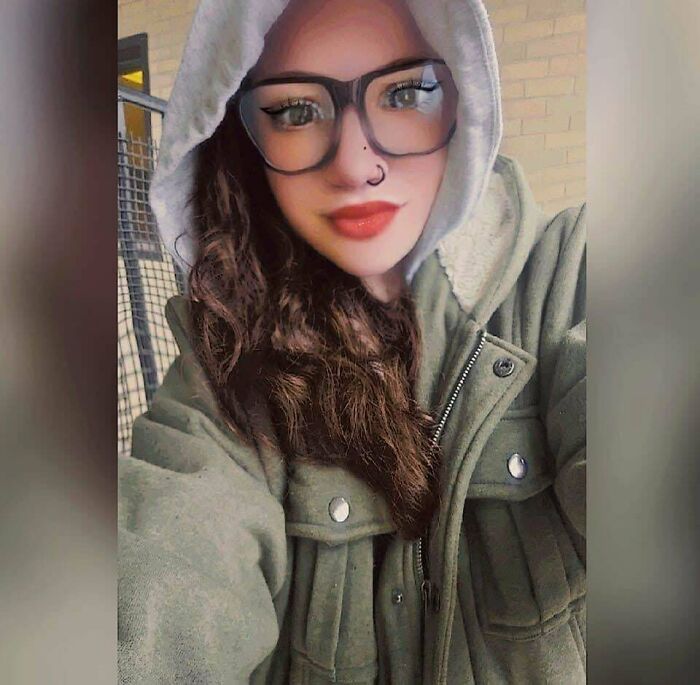Mujer con filtro facial y gafas en abrigo, mostrando el contraste de Instagram vs realidad.