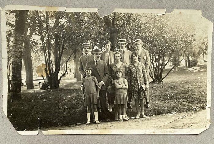 La última foto de mi familia meses antes de ser asesinados en el holocausto. Lo triste es que no sé mucho de ellos. Como tantas otras pobres almas, están perdidas para siempre en la historia.