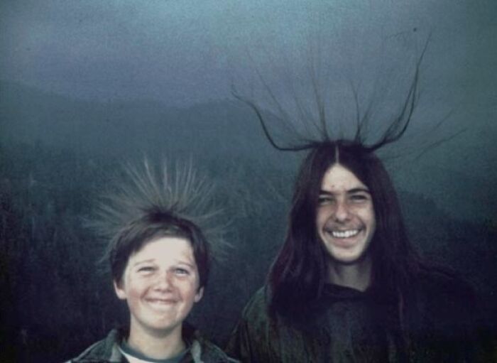Dos hermanos posan para una foto en el Parque Nacional de Sequoia momentos antes de ser alcanzados por un rayo en agosto de 1975.