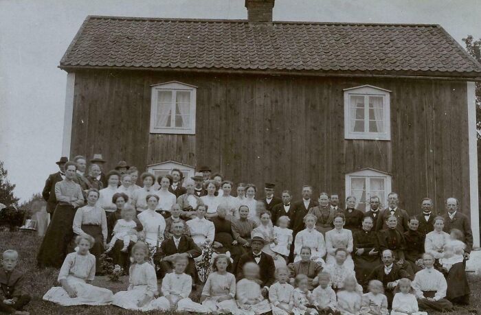 La familia Andersson posa para un retrato el 5 de abril de 1912, justo antes de que Anders y Alfrida Andersson y sus cinco hijos (de entre 2 y 11 años) embarcaran en el Titanic para emigrar de Suecia a Canadá. Lamentablemente, los siete perdieron la vida en el naufragio.