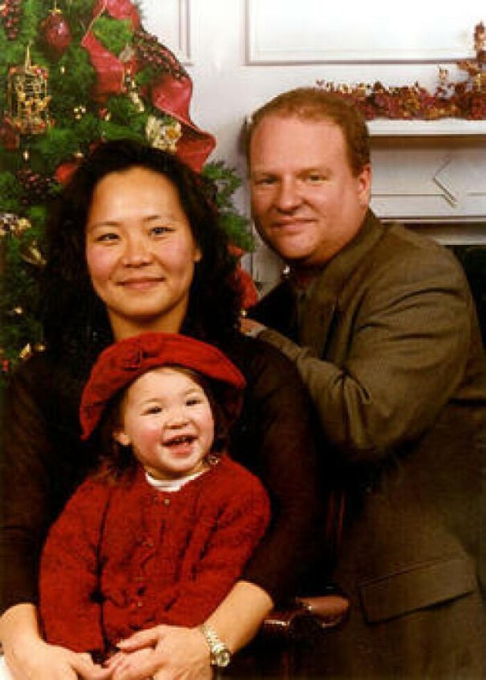 La última foto navideña de Peter, Sue Kim y Christine Lee Hanson (2000). Lamentablemente, murieron a bordo del vuelo 175 de United Airlines nueve meses después, cuando se estrelló contra la torre sur del World Trade Center. Christine, de 2 años y medio, fue la víctima más joven del 11-S.