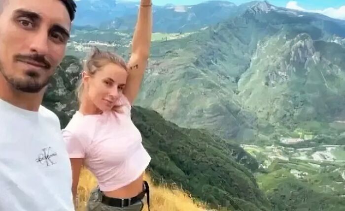 El 20 de agosto de 2022, este hombre y su novia se hicieron un selfie en Rotzo, Italia. Tras hacerse la foto, se le cayó el teléfono e intentó recuperarlo. A causa de ello, cayó por el acantilado junto a ellos y murió en el acto.