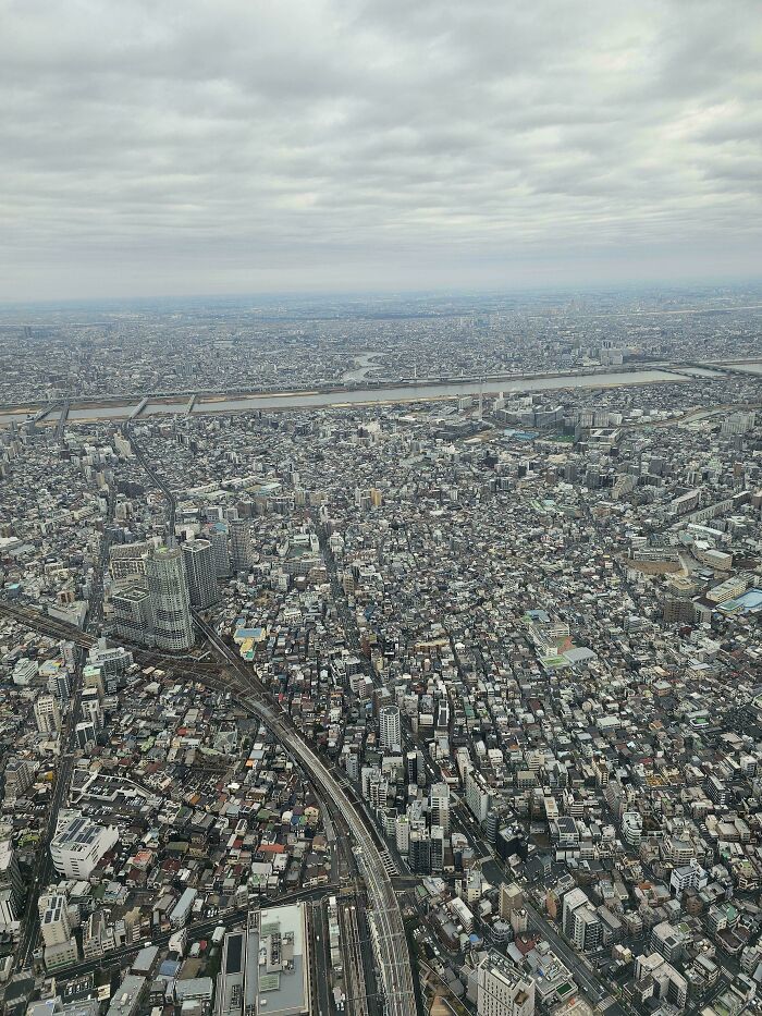 Vista aérea de ciudad densa, ejemplo de infierno urbano con edificios altos y calles estrechas.