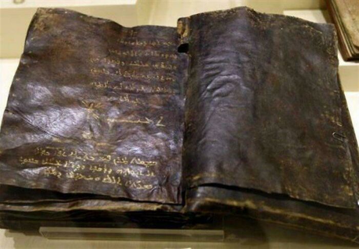 Antiguo manuscrito en páginas oscuras, con escritura dorada, ejemplificando sucesos casi increíbles.