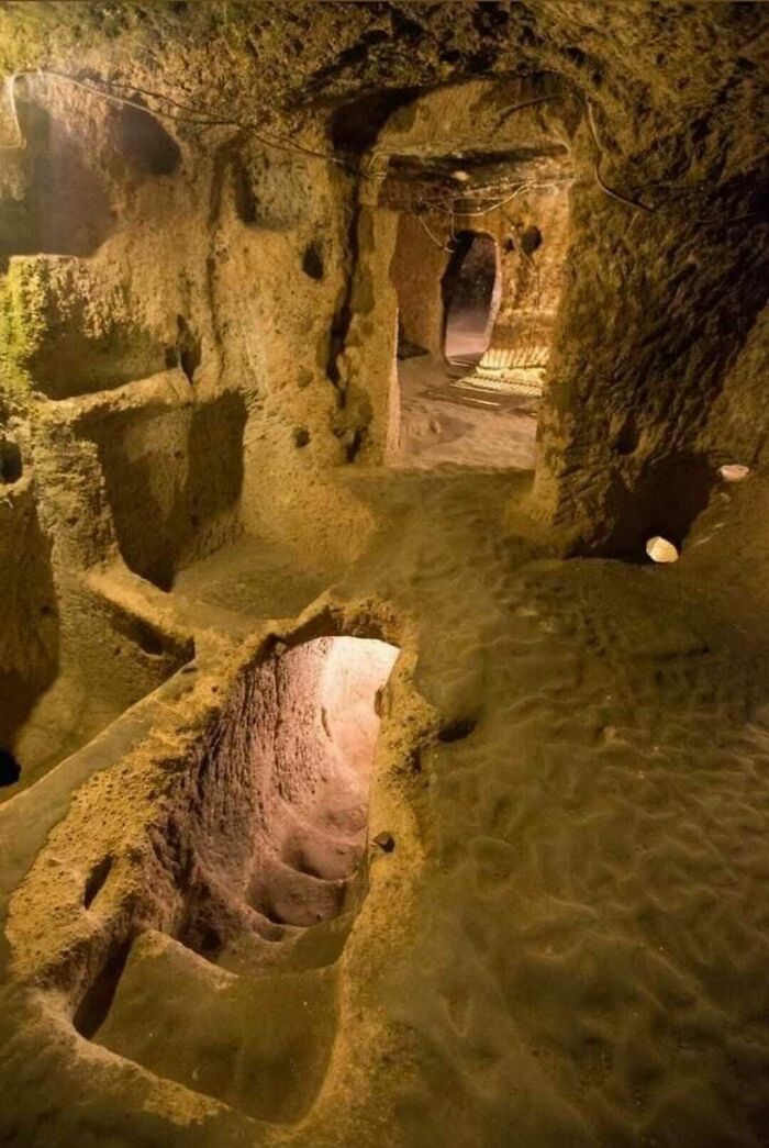 Interior de cueva subterránea con túneles y escalones, un suceso casi increíble en arqueología.
