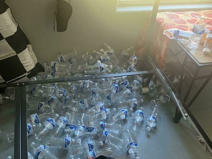 Montón de botellas de agua vacías en el suelo, ejemplos de novios y maridos descuidados.