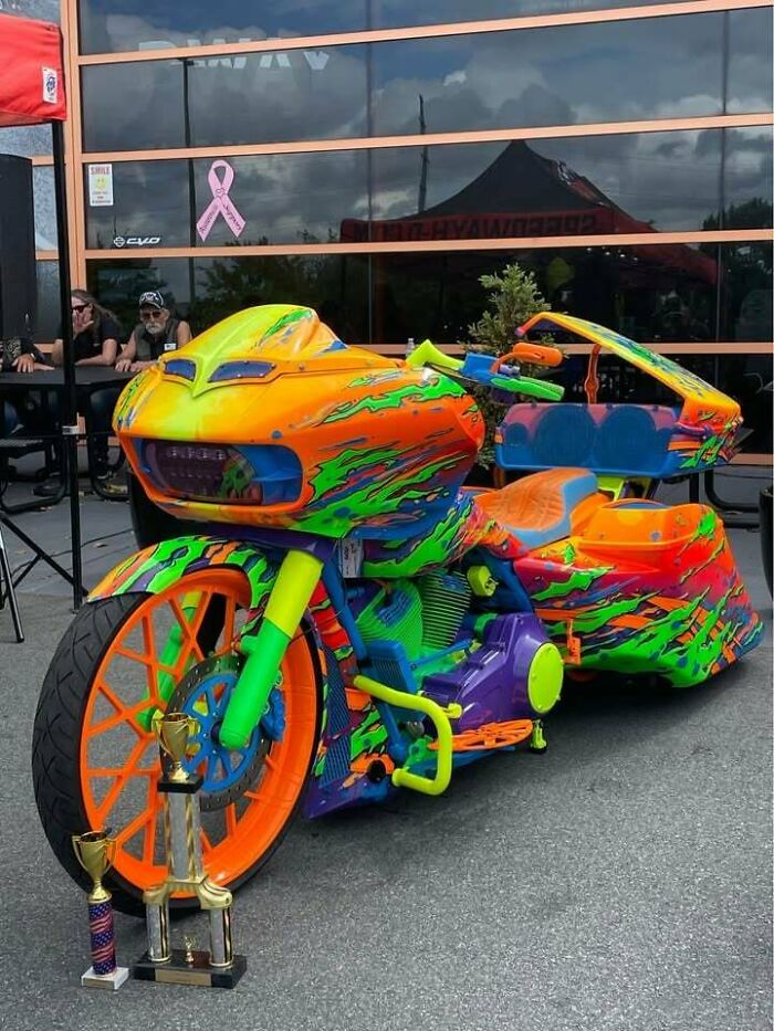 Motocicleta personalizada con colores neón vibrantes que muestra habilidades para hacer realidad ideas creativas únicas.